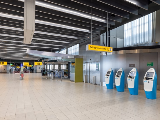 E-pier Schiphol - neue Metalldecken und -wände