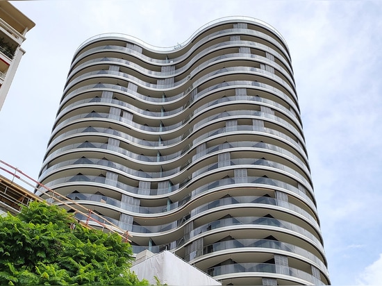 GEBOGENE GLASGELÄNDER VON SABCO FÜR DEN TURM "LES GIROFLÉES" IN MONACO