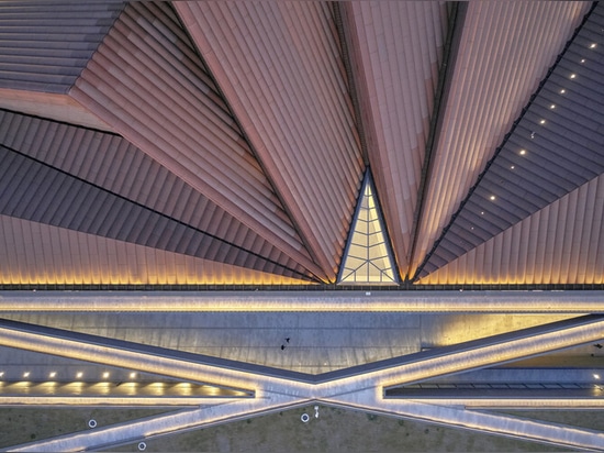 Foster + Partners stellt Kunstmuseum in Datong als vier ineinander greifende Pyramiden fertig