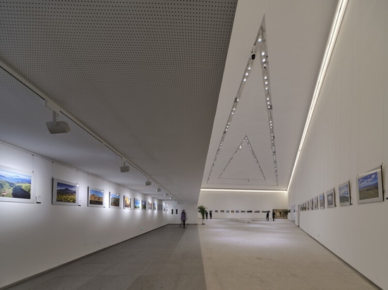 Foster + Partners stellt Kunstmuseum in Datong als vier ineinander greifende Pyramiden fertig