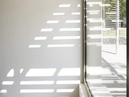 die Bauholzflossen produzieren einen interessanten Schatten im Innenraum