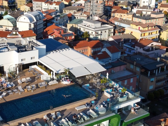 KE redefiniert das Rooftop des The One Caorle Hotels