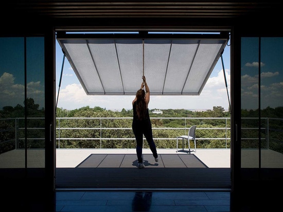 eine Terrasse liefert ausdehnende Ansichten über die landwirtschaftliche Landschaft