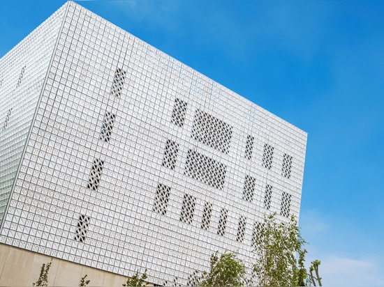 Elm House, eine neue Wirtschaftsschule an der Universität Brighton mit großer architektonischer Wirkung.