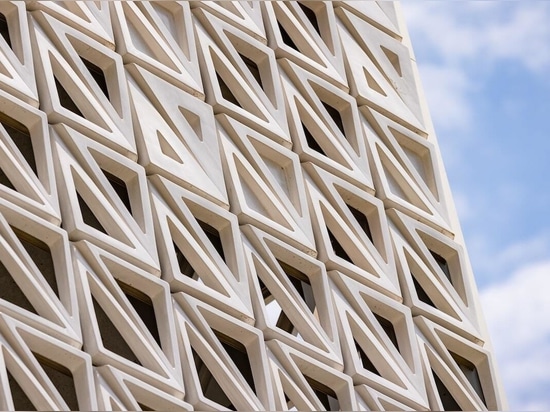 Elm House, eine neue Wirtschaftsschule an der Universität Brighton mit großer architektonischer Wirkung.