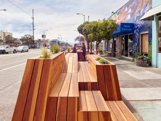 das parklet wird unter Verwendung der stützbaren und zurückgeforderten Materialien konstruiert