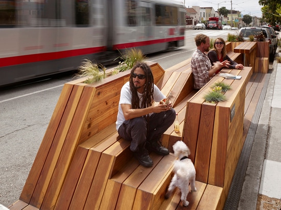 das parklet dient als Gemeinschaft, die Raum erfasst