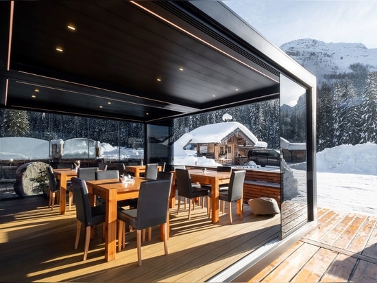 Für das Restaurant Mondschein eine Brera-Pergola im Schnee der Dolomiten