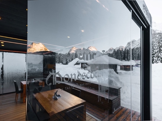 Für das Restaurant Mondschein eine Brera-Pergola im Schnee der Dolomiten