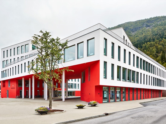 zentraler Patio der geöffneten Luft, öffnet sich es in Richtung zum Fluss und zum vorhandenen Marktplatz durch ein im Freienportal