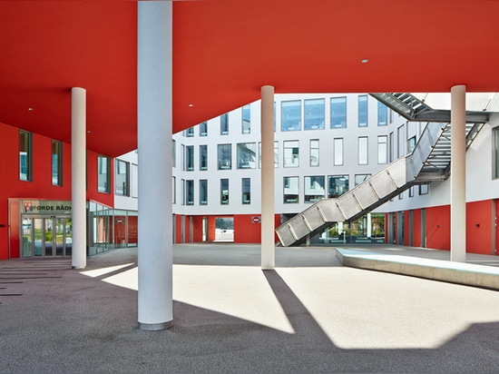 das Gebäude besteht aus vielen Fenstern, die natürliches Tageslicht in die Innenräume holen