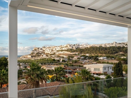 Ein Blick, der sich im Horizont verliert: KE-Pergolen gestalten den Außenbereich des Hotels Valle Clavia im Gargano neu.