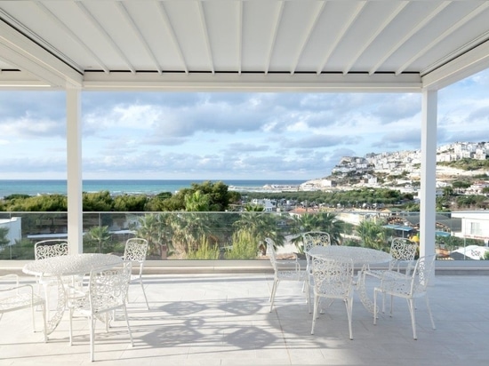 Ein Blick, der sich im Horizont verliert: KE-Pergolen gestalten den Außenbereich des Hotels Valle Clavia im Gargano neu.