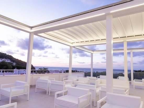 Ein Blick, der sich im Horizont verliert: KE-Pergolen gestalten den Außenbereich des Hotels Valle Clavia im Gargano neu.