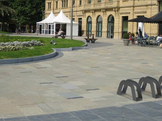 Fahrrad- und Rollerständer von Cervic Environment: die endgültige Lösung für das Parken im öffentlichen Raum.