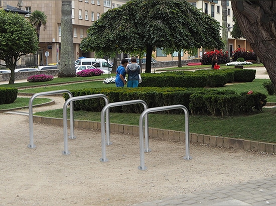 Fahrrad- und Rollerständer von Cervic Environment: die endgültige Lösung für das Parken im öffentlichen Raum.