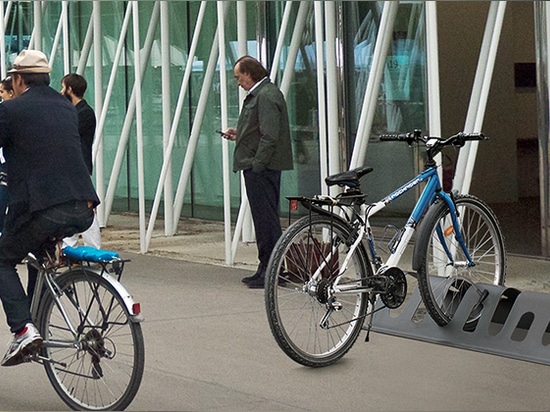 Fahrrad- und Rollerständer von Cervic Environment: die endgültige Lösung für das Parken im öffentlichen Raum.