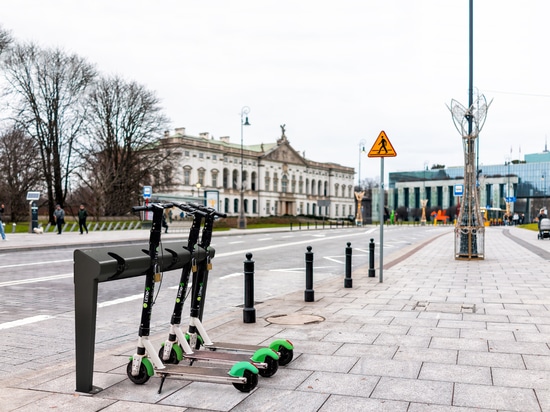 Fahrrad- und Rollerständer von Cervic Environment: die endgültige Lösung für das Parken im öffentlichen Raum.