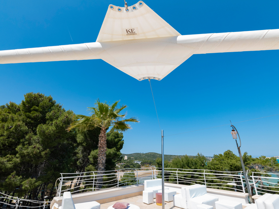 Sonnensegel von KE ergänzen das magische Zusammenspiel von Land und Wasser auf der neuen, maßgeschneiderten Panoramaterrasse eines Resorts am Sporn Italiens