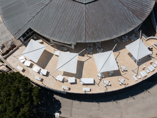 Sonnensegel von KE ergänzen das magische Zusammenspiel von Land und Wasser auf der neuen, maßgeschneiderten Panoramaterrasse eines Resorts am Sporn Italiens