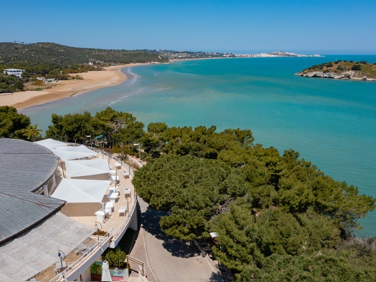 Sonnensegel von KE ergänzen das magische Zusammenspiel von Land und Wasser auf der neuen, maßgeschneiderten Panoramaterrasse eines Resorts am Sporn Italiens