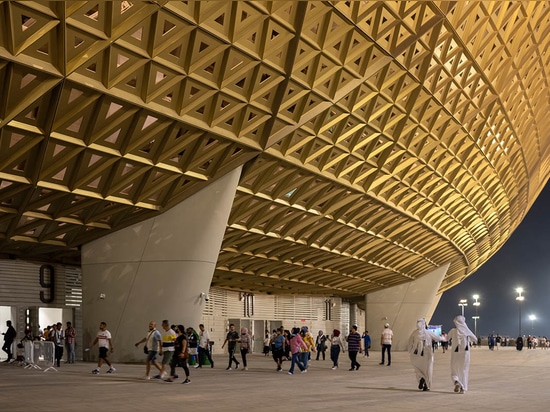 Das Lusail-Stadion von Foster + Partners erinnert an ein "poliertes goldenes Schiff" in Katar