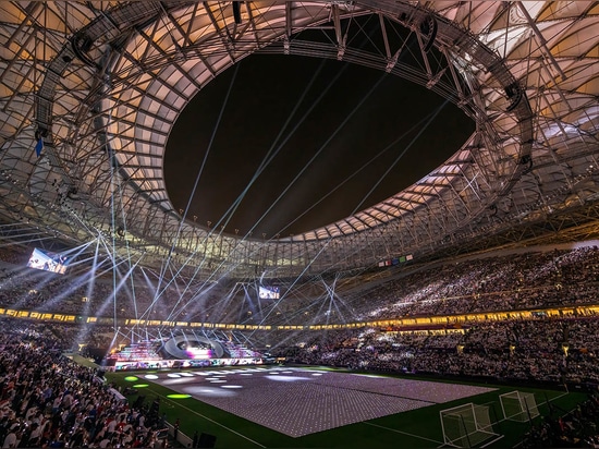 Das Lusail-Stadion von Foster + Partners erinnert an ein "poliertes goldenes Schiff" in Katar