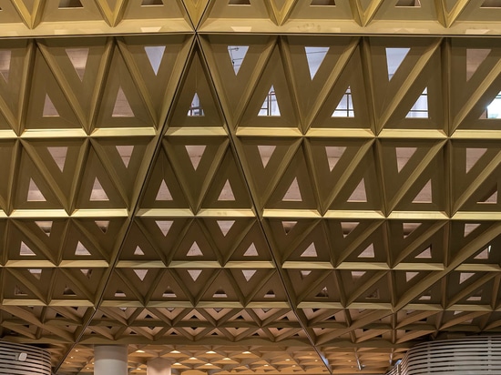 Das Lusail-Stadion von Foster + Partners erinnert an ein "poliertes goldenes Schiff" in Katar