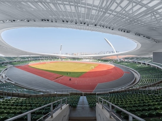 Der gerade fertiggestellte Quzhou Sports Park von MAD Architects schwebt über der Provinz Zhejiang in China