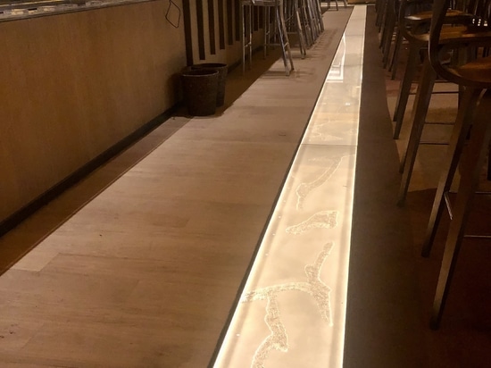 Installation von leuchtenden Bodenfliesen im Restaurant des Hotels Brach Paris.