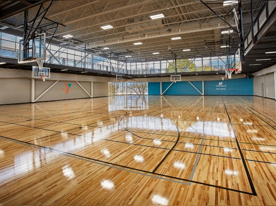 Das Woodson YMCA in Wausau, Wisconsin, verwendet durchgängig das Drahtgewebe SJD-2 von Banker Wire aus Edelstahl und U-Edge als Geländerfüllungen.