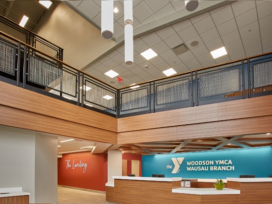 Das Woodson YMCA in Wausau, Wisconsin, verwendet durchgängig das Drahtgewebe SJD-2 von Banker Wire aus Edelstahl und U-Edge als Geländerfüllungen.