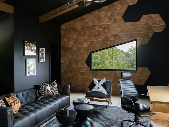 NATURE MEETS DESIGN: ONYX + ALABASTER's atemberaubendes Projekt mit FORM AT WOOD's 3D PYRAMID Holzpaneelen