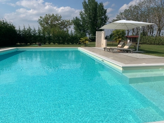 EIN FREIBAD MIT SALZWASSER IN EINER VENEZIANISCHEN VILLA