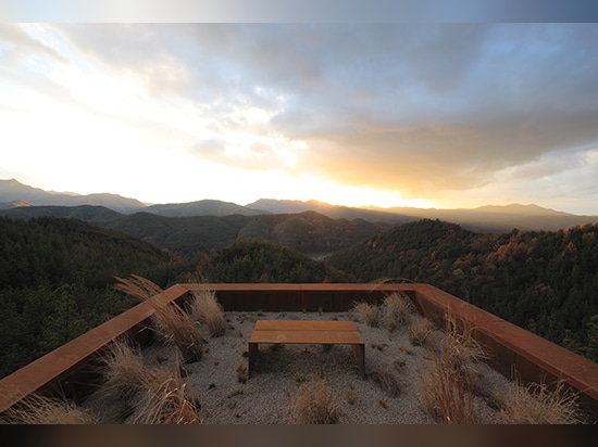 die Dachterrasse hat einen Graswald, in dem Sie auf dem corten Stuhl sitzen und wie Teil der Natur dich fühlen können