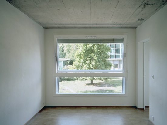 Fenster erlauben beträchtliches Tageslicht in die tiefen Wohnungen