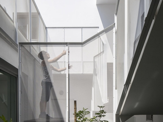 die verschobene Treppe dient auch als Spielplatz für Kinder