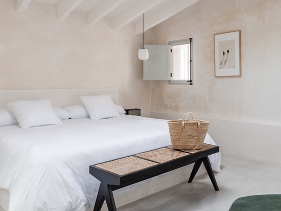 Elegante Reflexe, die die Umgebung mit dem Glanz des hochwertigsten Metalls verschönern: Diametro35 Gold von Ritmonio mildert den Stil der Badezimmer des Boutique-Hotels Meem Townhouse auf Mallorca.