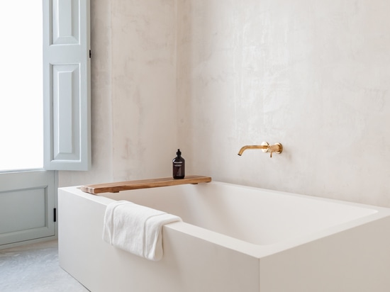 Elegante Reflexe, die die Umgebung mit dem Glanz des hochwertigsten Metalls verschönern: Diametro35 Gold von Ritmonio mildert den Stil der Badezimmer des Boutique-Hotels Meem Townhouse auf Mallorca.