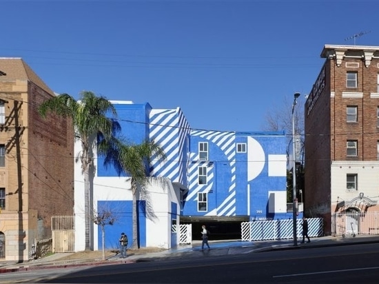 Kadre Architects baut ein heruntergekommenes Motel in Los Angeles in eine Obdachlosenunterkunft um