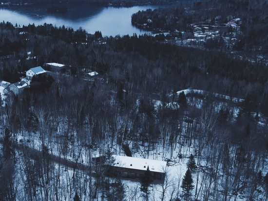 Stéphane Gaulin-Brown setzt ein geschwungenes Dach auf ein Chalet in Quebec