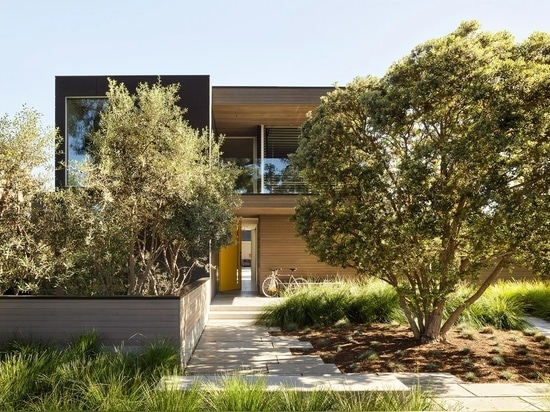 Der Innenhof ist das Herzstück des modernen Hauses in Santa Monica von Walker Warner Architects