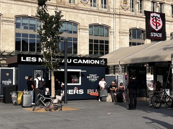 Jungs vom Burger-Food-Kiosk am Truck