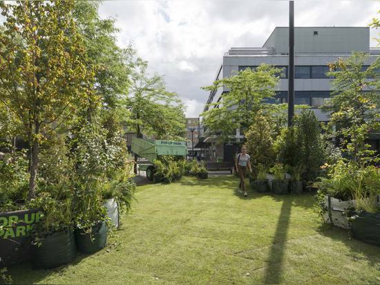 Studio-1:1, knallen oben Park, Grotekerkplein, Rotterdam. Oberseite und oben: Foto © Ossip van Duivenbode