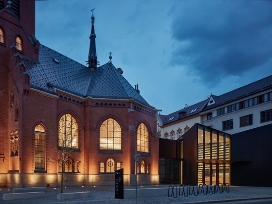 Atelier-r erfrischt neugotische Kirche mit kantigem schwarzem Anbau