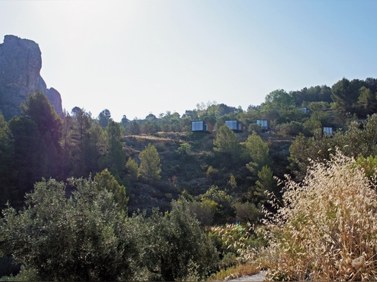 eine Reihe unabhängige Suiten werden über der spanischen Landschaft punktiert