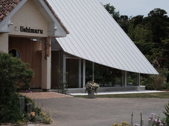 Skulpturales Dach krönt Restaurant-Erweiterung in der Landschaft von Chiba, Japan