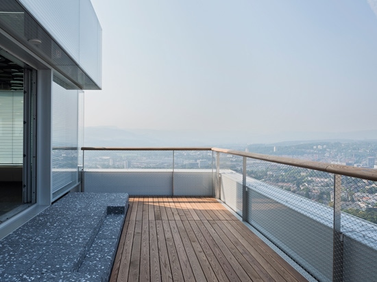 eine im Freienterrasse liefert ausgedehnte Vistas in der ganzen Stadt