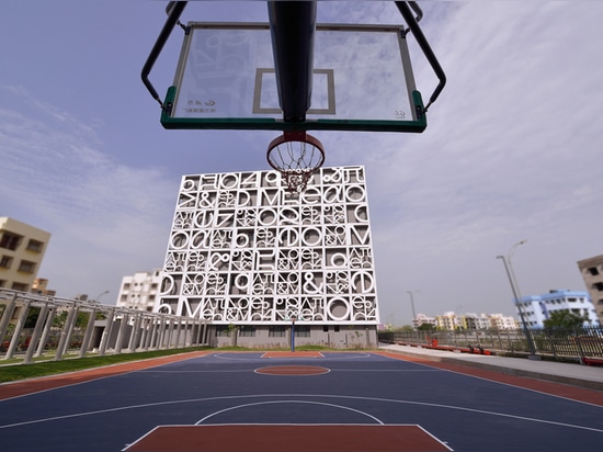 Basketballplatz zwischen zwei Blöcken