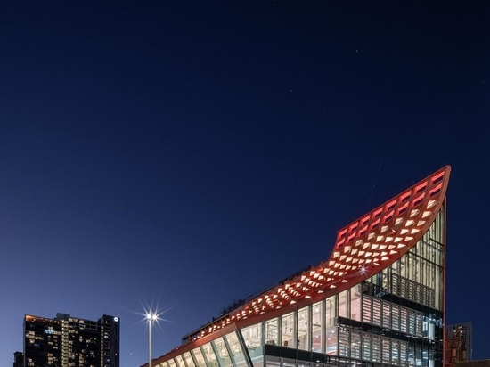 Das mosaikartige Dach von Manuelle Gautrand über dem Phive Civic Center in Parramatta, Sydney